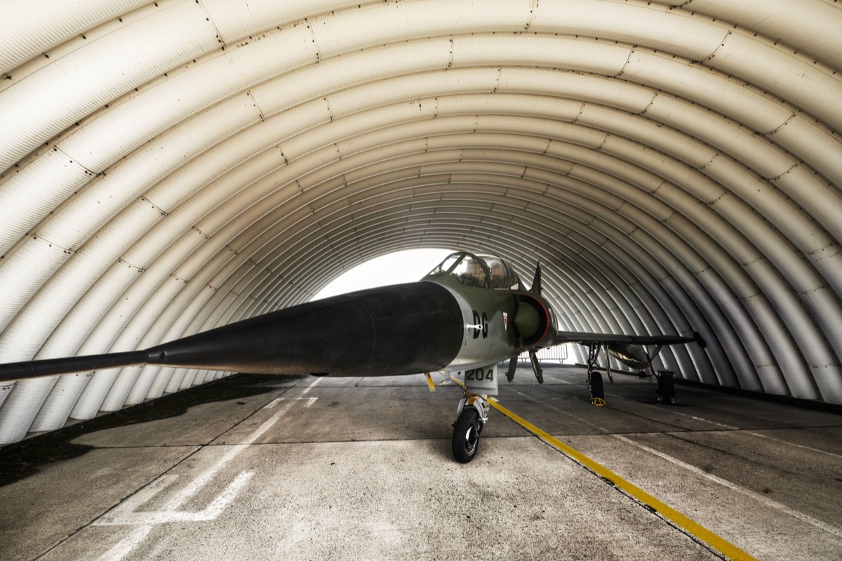 Avión de reconocimiento SR-71 Blackbird en un hangar.