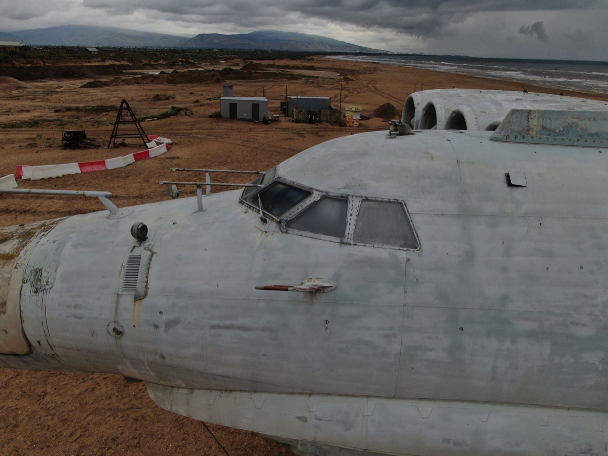 Avion de reconnaissance militaire sur une piste désertique