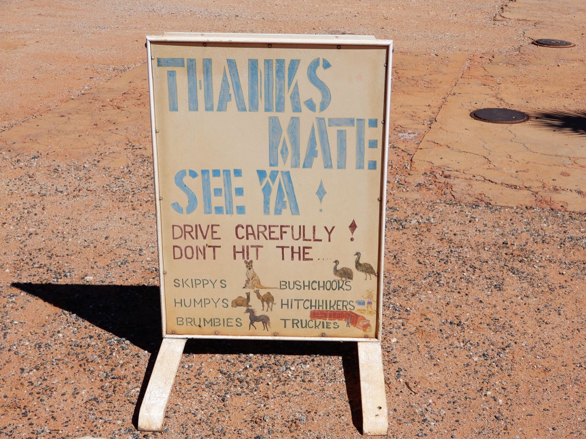 Placa de aviso de área militar restrita no deserto