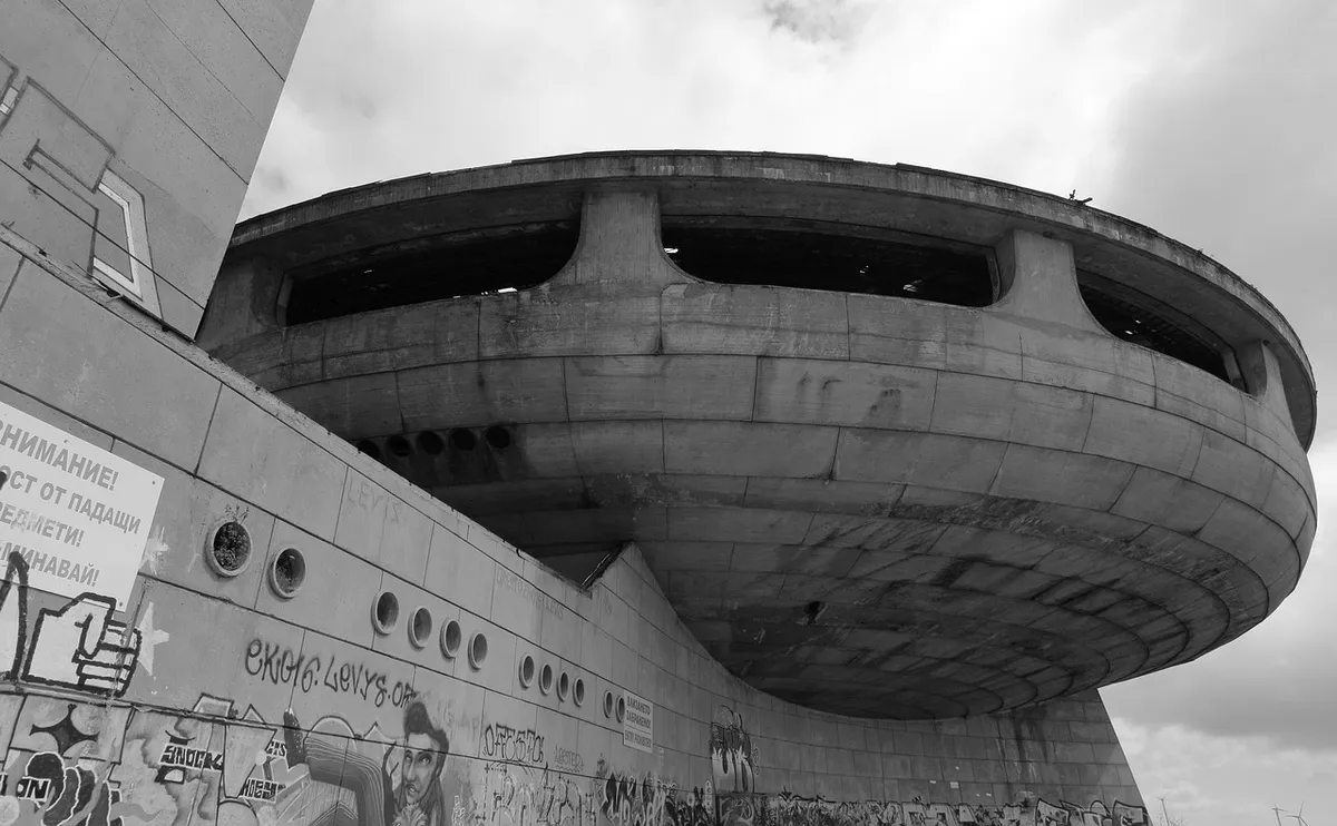 ブルガリア、ブルズルダジャ、共産主義、記念碑、コンクリート、UFO、空き地、不用に、荒れ果てた、モノクロ、灰色のUFO、ブルズルダジャ、ブルズルダジャ、ブルズルダジャ、ブルズルダジャ、共産主義
