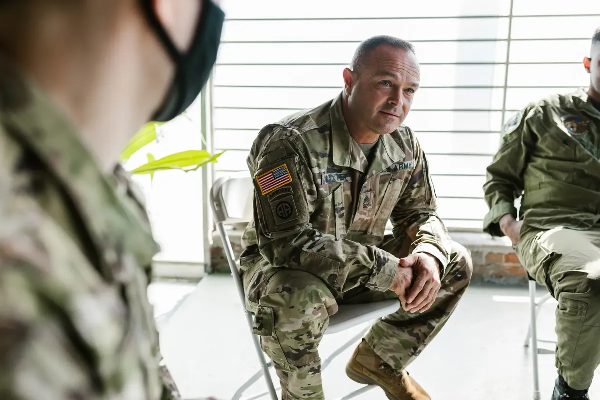 軍人たちはグループセラピーに参加し、精神的回復をサポートしています。