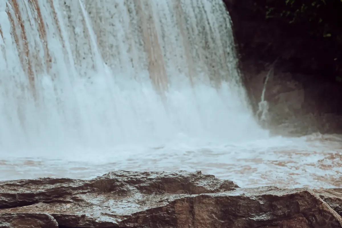 Serene waterfall flowing over rocks in Roswell, GA, capturing nature's beauty and tranquility.