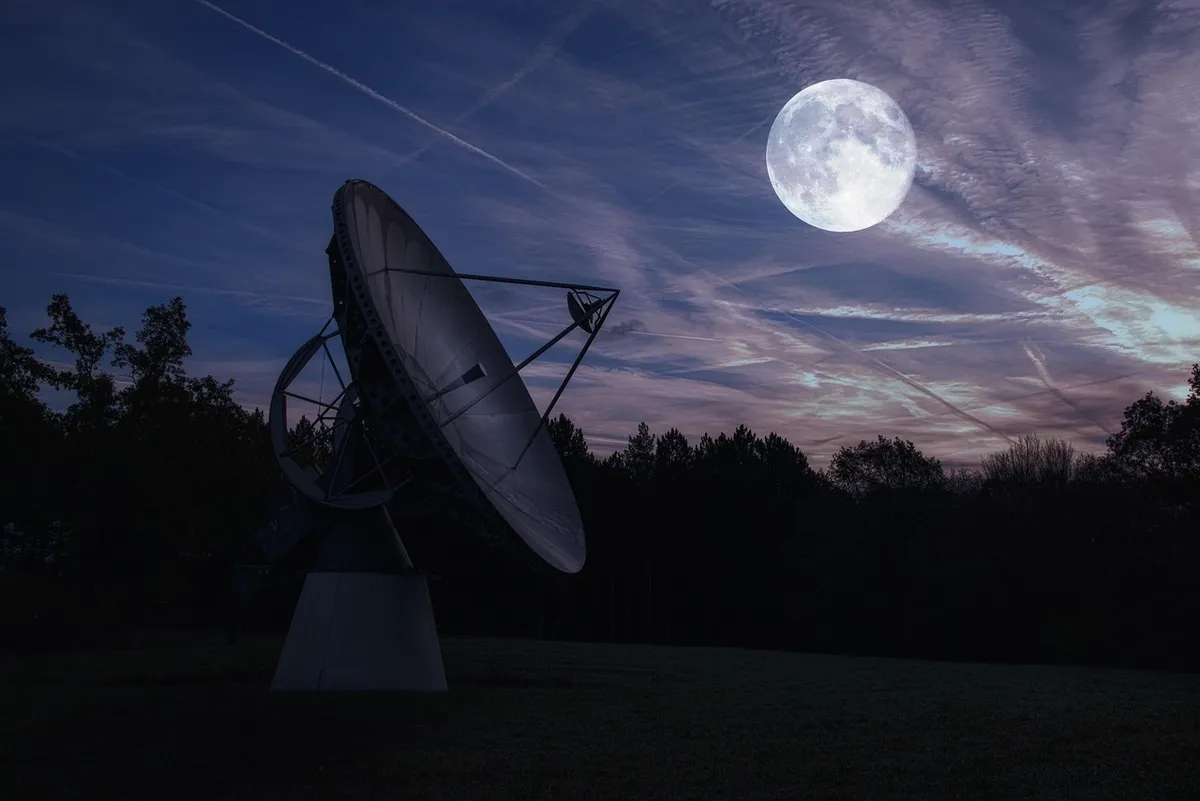 月、ラジオテレスコープ、天文学、夜、夕方の空、天、宇宙、夜空、科学、空間、満月、パラボラ、アンテナ、技術、研究、SETI、ラ
