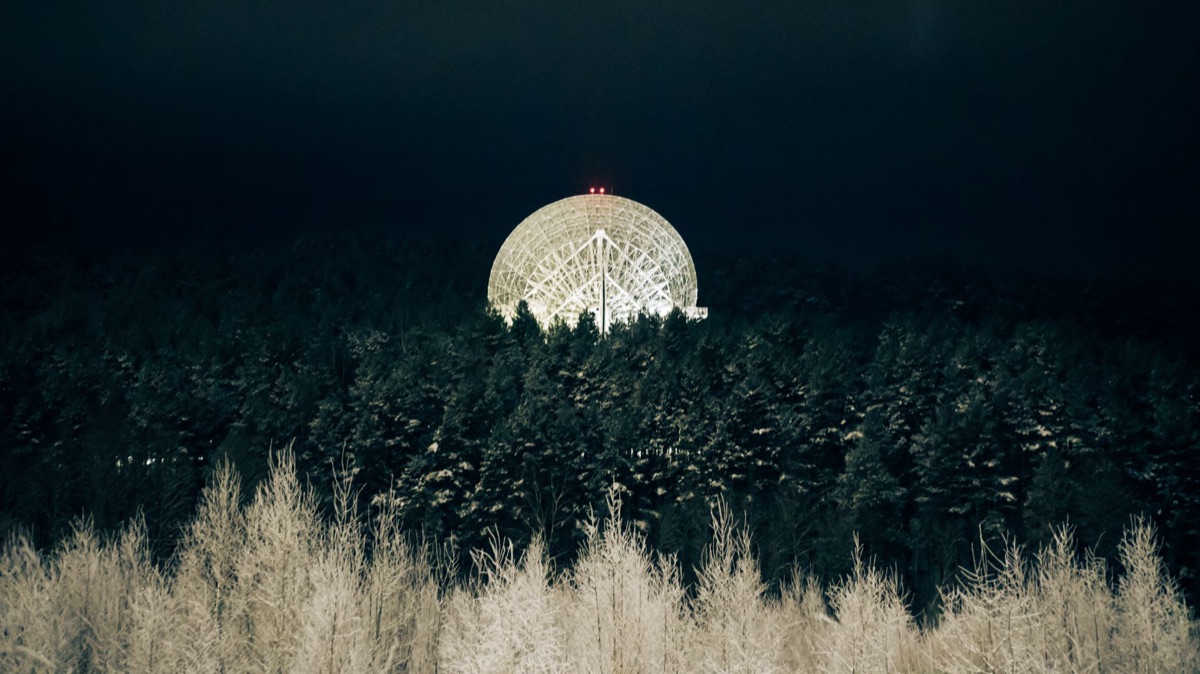 telescopio en montañas