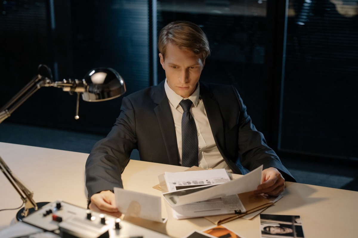 officier américain examine des documents