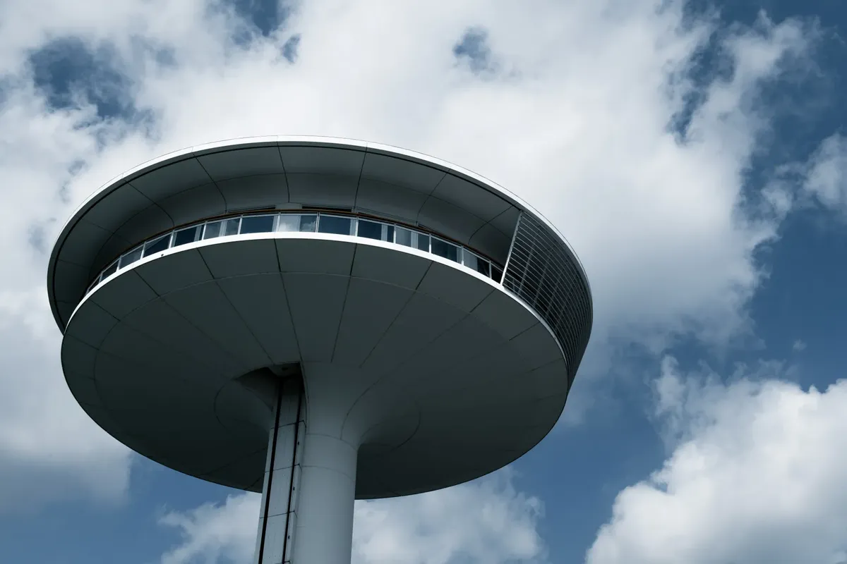 ドイツのハンガルで現代的なUFOのような構造が、雲が点在する青い空に雄々と立ち並ぶ。